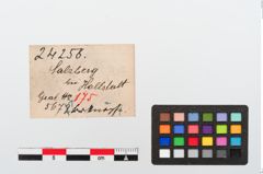 Etiketten zu Bronzehelmknauf (NHMW-PRAE-024258)